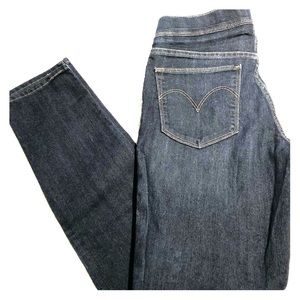 Dark wash Levi’s jeggings